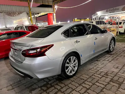 2017 Nissan ALTIMA thumbnail 6