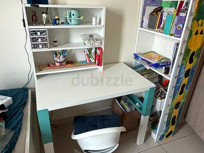 Kids desk and chair set