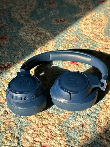 JBL 710 BT headphones for sale, blue color and no problems nor issues.