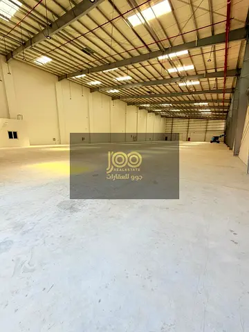 Located on a main street suitable for industrial, storage, and logistics activities, there are two large gates to facilitate entry and exit.