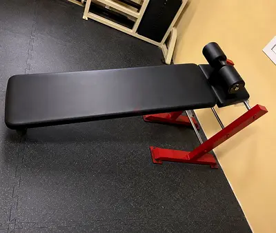 Flat decline/incline workout bench with leg roll attachment