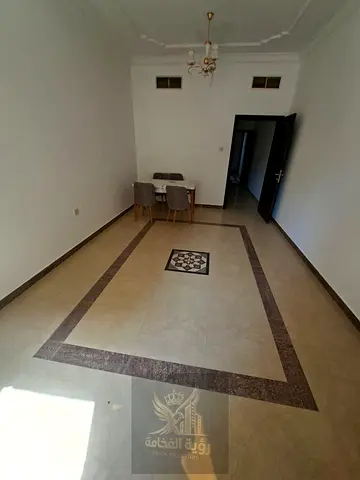 للإيجار في الخان الشارقة شقة غرفتين وصالة مميزة مع بلكونة وخزائن حائط وحمامين الإيجار السنوي 42000 درهم الدفع 4 دفعات والتأمين 2000 درهم كاش