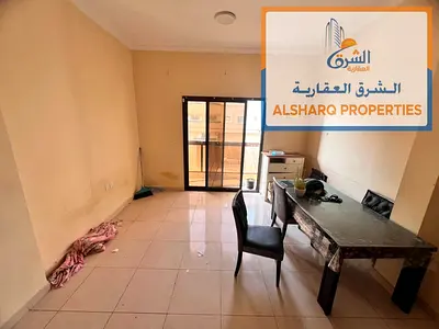 Appartement d'une chambre à louer à l'année dans un emplacement privilégié à Al Rawda 3, rue Al Salam, avec un balcon et une salle de bains.