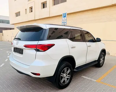 2025 Toyota FORTUNER 照片 4