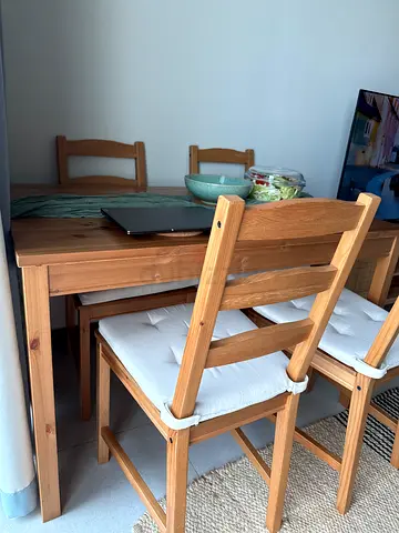 Solid wood dining table with 4 cushioned chairs - good condition