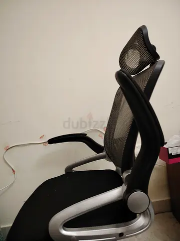 Ergonomic mesh office chair with headrest - good condition كرسي مكتب مريح شبكي مع مسند رأس قابل للتع