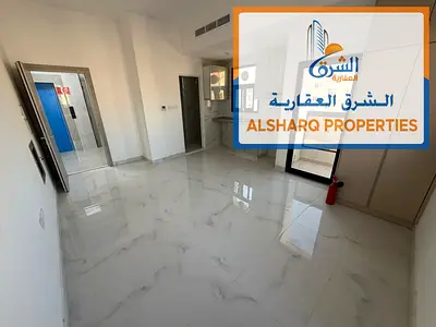 استديو أول ساكن للإيجار السنوي في العالية عجمان مع بلكونة وخزائن بالحائط وتكييف مركزي