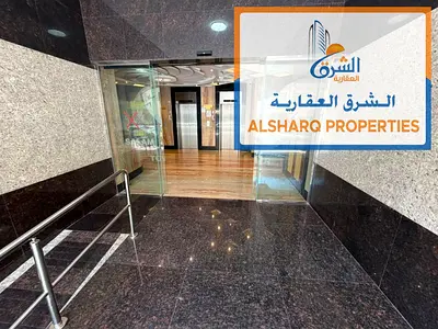 شقه غرفتين ماستر و صاله بمساحه كبيره و ممتازه مع بالكونه باطلاله بحريه و مريحه مع باركنج مجاني لسيارتك
