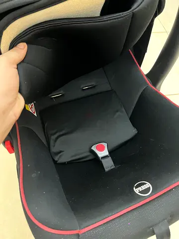 Graco Infant Car Seat - Comfortable Black with Red Trim
