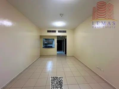 شقة مكونة من غرفة نوم واحدة ومطبخ مفتوح مع توفر موقف سيارات للإيجار في أبراج "عجمان ون" (Ajman One Towers).