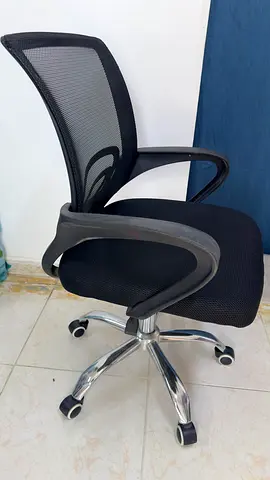 Black mesh ergonomic office chair with wheels - good condition
