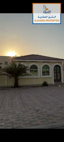 10 rooms | Very large area | Suitable for any commercial activity | External annex | Sports court | External Majlis