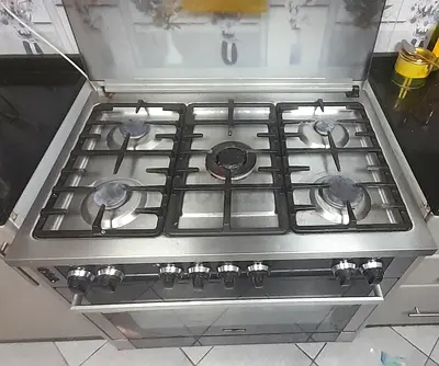 5 BURNER GAS COOKING RANGE WITH OVEN. BRAND SUPER GENERAL