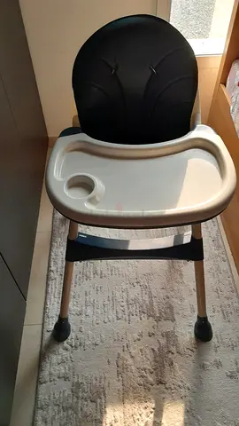 Basic baby high chair with removable tray, good condition