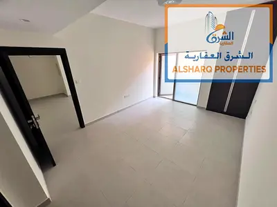 فرصة مميزة جداً للسكن في شقة أول ساكن بتشطيبات حديثة ومدخل بناية فاخر، مع خزائن بالحائط وجيم مجاني