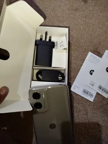Motorola smartphoneer with charger and box - good condition 8 gb ram 256 rom. Only 4 days use
