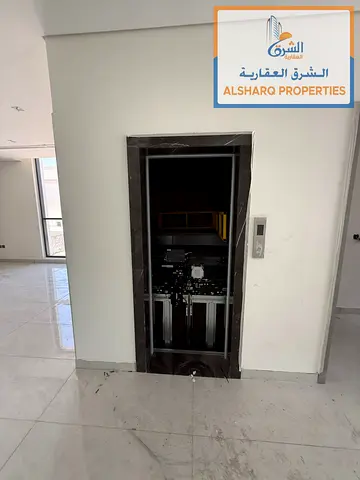 فيلا مودرن فاخرة للبيع في الحوشي الشارقة | 6,000 قدم² | مصعد | واجهات حجر | شاحن سيارة كهربائية