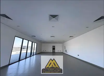 معرض تجاري بواجهة مميزة وموقع حيوي | ترخيص منطقة حرة | مناسب للمطاعم والكافيهات ومختلف الأنشطة التجارية
