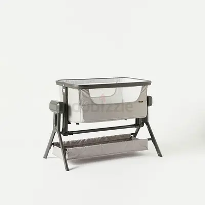 Light grey bedside bassinet / bedside sleeper with storage shelf with automatic swing and music