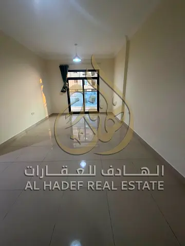 شقة غرفة وصالة للإيجار السنوي في النعيمية 1 بعجمان – قريبة من فندق العين، باركن، دفع على 4 دفعات وتأمين شيك بسعر 32 ألف