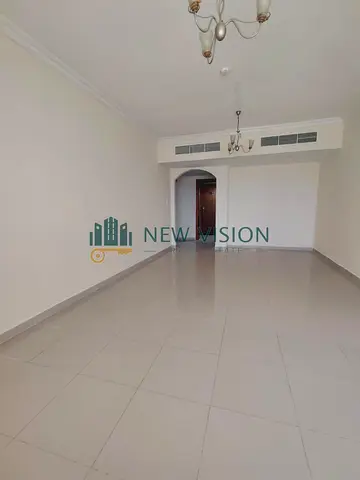 غرفتين وصالة بالمجاز 1، إطلالة بحرية، بلكونة بالمطبخ، تكييف مركزي، باركينج مجاني، خزائن بالحائط، 2 حمام، إيجار سنوي 44,700 درهم.