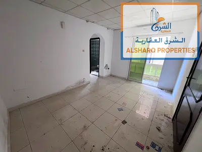 شقة واسعة في كورنيش عجمان بجوار مطعم ثمار البحر_بلكونه_22 الف على 4 دفعات