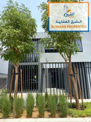 فيلا فاخرة بمسبح خاص | 4 غرف نوم | 6 حمامات | غرفة خادمة | غرفة غسيل | تشطيبات راقية | تصميم عصري | مسار كايا | السيوح الشارقة | 275 ألف | دفعتان