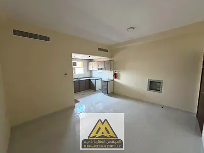 فرصة مميزة للسكن في استوديو كبير بمنطقة النعيمية 3 بعجمان، يتميز بمطبخ شبه منفصل ومنظم وتكييف مركزي، داخل بناية نظيفة وعائلية، مع موقع حيوي قريب من جم