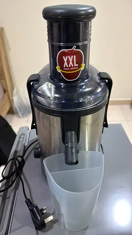 Kenwood/ juicer with XXL feed chute Excellent Condition rarely used with packing Box