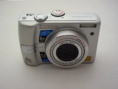 Panasonic Lumix 7.2MP Compact Camera with 6x Optical Zoom (Silver) - Good Condition
