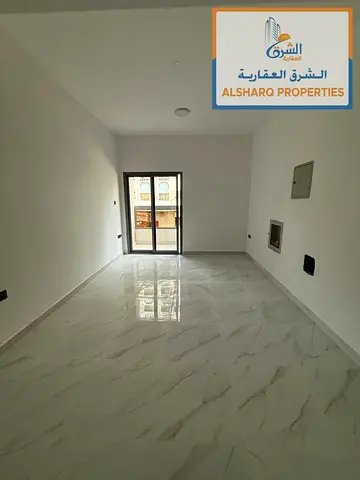 أول ساكن بالكرامة قرب كورنيش عجمان! غرفة وصالة ماستر و2 حمام وبلكونة وإطلالة مفتوحة وتكييف مركزي. 33 ألف على 4 دفعات. الحق العرض الآن!