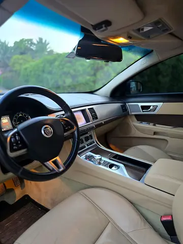 2012 Jaguar XF photo 5