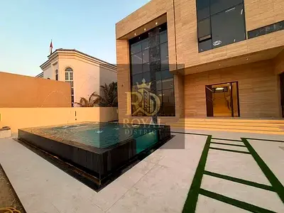 تملك فيلا فاخرة بتصميم حديث | 5غرف نوم ماستر+ غرفة خادمة + مجلس + مسبح + مصعد + درج مزدوج + ملحق خارجى | تشطيب فخم | تصميم عصري | موقع مميز
