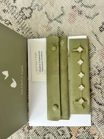 Van cleef & Arpel Bracelet Alhambra, 5 motifs 18K yellow gold, Mother-of-pearl.