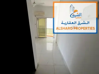 شقة غرفة وصالة بمساحة كبيرة – ثاني صف من كورنيش عجمان
