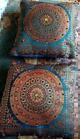 Decoration 2 very small cushion inches