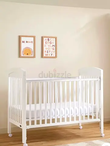 White Wooden Baby Crib with Adjustable Mattress Height