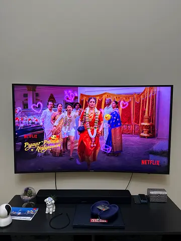 55-inch LED Samsung Smart TV in good condition with remote. Curve tv. One of the best in it times.