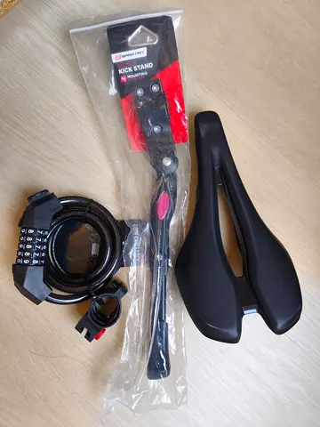 Brand New giant bicycle saddle/seat with combo lock and kickstand