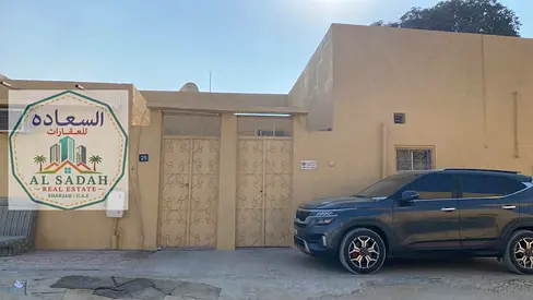 للبيع بيت عربي في الشارقه في منطقه الصبخة
مساحة البيت 2500 قدم مربع
البيت ينقسم إلى قسمين
القسم الأول غرفه ماستر و صاله و غرفه و 2 حمام و مطبخ و حوش صغير
القسم الثاني غرفه ماستر و صاله و غرفه و