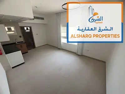 A fantastic opportunity to live in a vibrant location near the Chinese market, in a modern building. The studio is second occupant and in excellent co