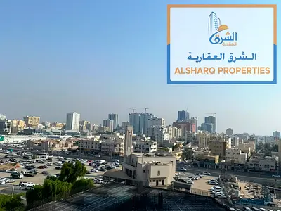 Un studio spacieux dans la tour C d'Al Nuaimiya, avec une grande superficie et un design pratique, comprenant une cuisine séparée de style américain e