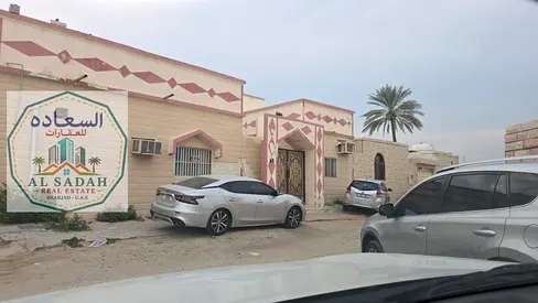 اللبيع بيت ام خنور
4 غرف
صالة و مجلس و 4 حمامات
ايجار 44000الف
مساحة الأرض 2500 قدم
السعر 600000 الف