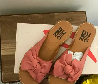 Brand new Women’s shoes
Bueno branded
Size 39
Coral color
Price slightly negotiable