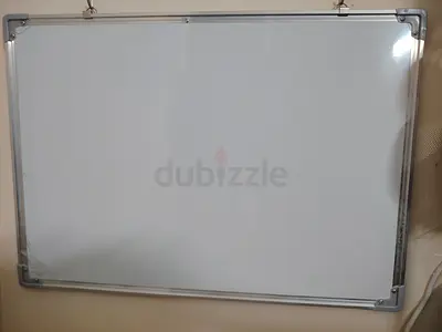 Two Wall-Mounted Whiteboards – Excellent Condition للبيع: لوحتان بيضاء بإطار ألمنيوم – بحالة ممتازة