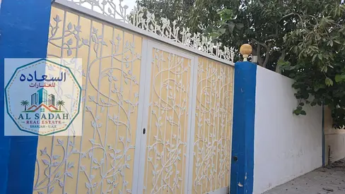 For sale: A house in Umm Khanoor with 4 bedrooms, a living room, a majlis, and a kitchen. There is also an annex with bedrooms, a living room, and a kitchen. The total area is 6200 square feet. Asking