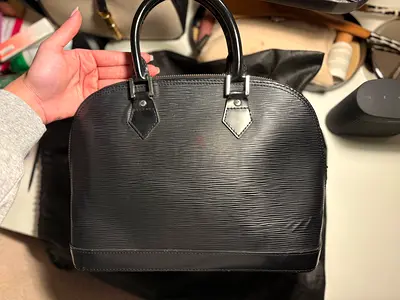 LV Epi Alma PM in black