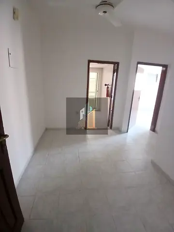 NEAT AND CLEAN FAMILY BUILDING APPARTMENT,KUCHA PARKING AVAILABLE