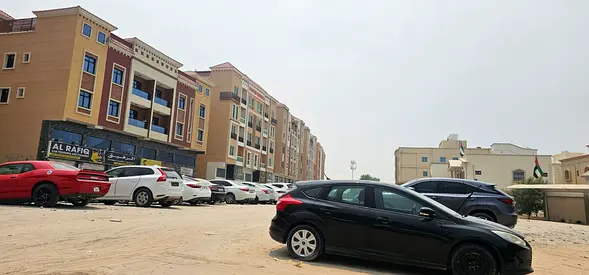 قطعة ارض سكنيه للبيع في امارة عجمان *منطقة المويهات قريبه من اكاديمية عجمان والمدارس وثواني من شارع الشيخ محمد بن زايد