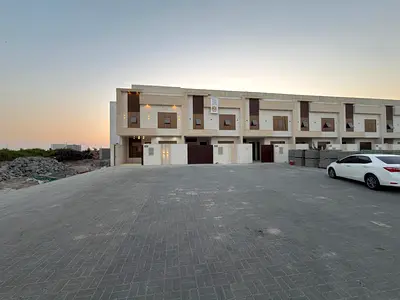 🔥🏡 فرصة ذهبية للكاش | تاون هاوس للبيع في الحليو سنتر 2 – عجمان 🏡🔥 5 غرف (ارضي + اول + روف )